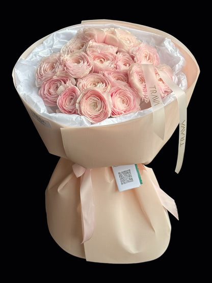 Buchet de ranunculus roz cu 17 fire, ambalat elegant, realizat de TRAVĂ florărie Oradea
