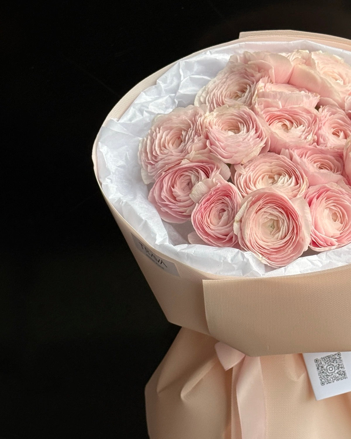 Buchet de flori cu 17 fire de ranunculus roz, vedere laterală, creat de TRAVĂ florărie Oradea