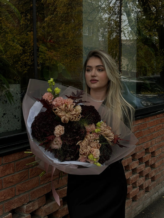 Buchet de toamnă cu hortensii, crizanteme, lisianthus și frunze de stejar – livrare gratuită în Oradea de la TRAVÁ Atelier Floral