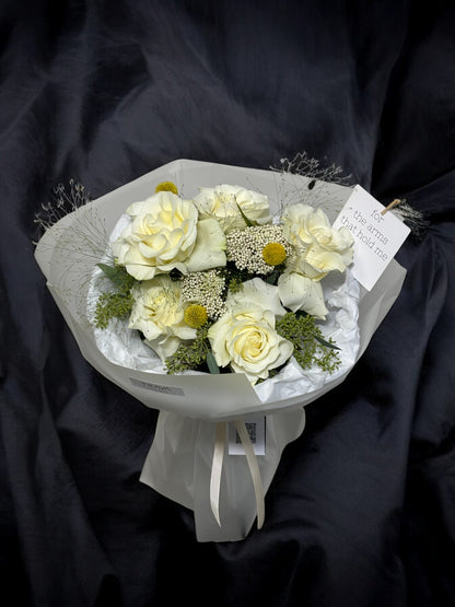 Buchet alb elegant cu trandafiri, craspedia, eucalipt și ozothamnus – livrare gratuită în Oradea de la florăria TRAVÁ Atelier Floral