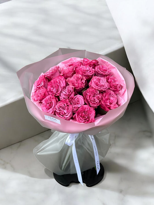 Buchet rafinat cu 19 trandafiri Country Blues Ecuador – flori premium cu livrare gratuită în Oradea de la florăria TRAVÁ