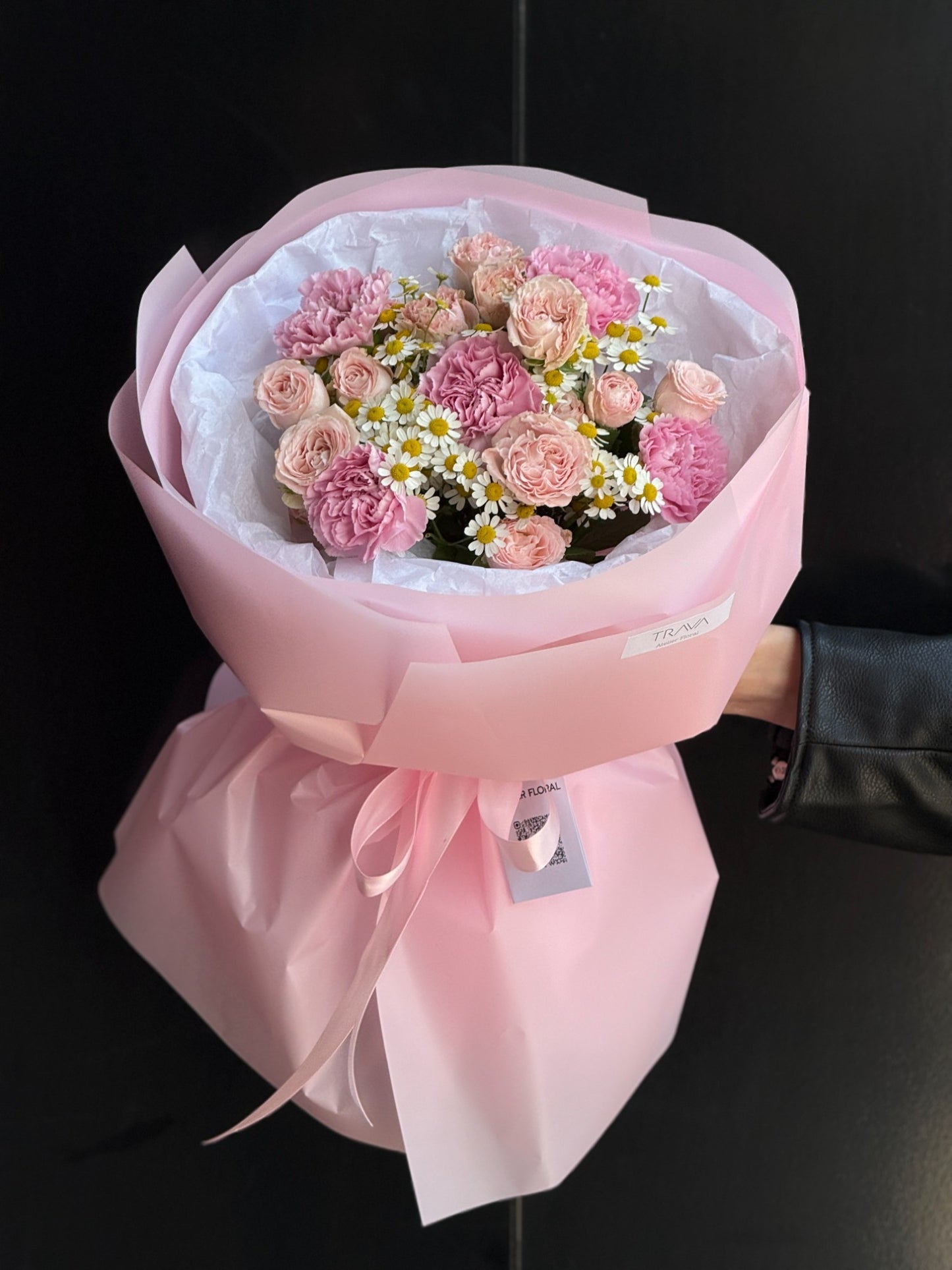 Buchet cu trandafiri, garoafe roz și mușețel – flori proaspete cu livrare gratuită în Oradea de la florăria TRAVÁ Atelier Floral
