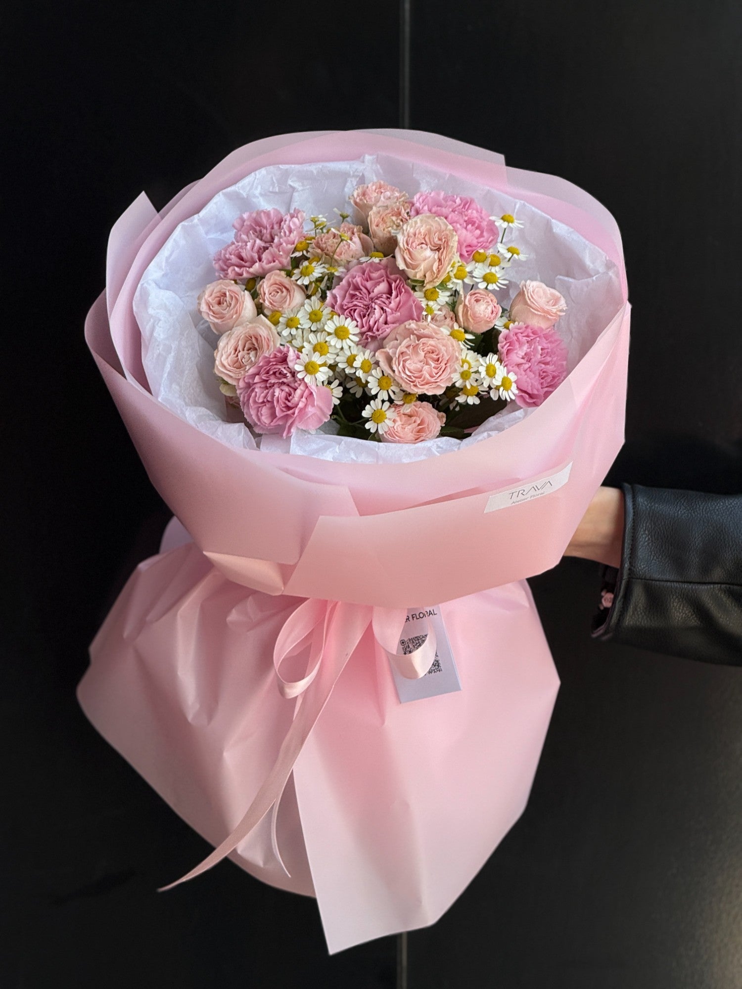 Buchet cu trandafiri, garoafe roz și mușețel – flori proaspete cu livrare gratuită în Oradea de la florăria TRAVÁ Atelier Floral