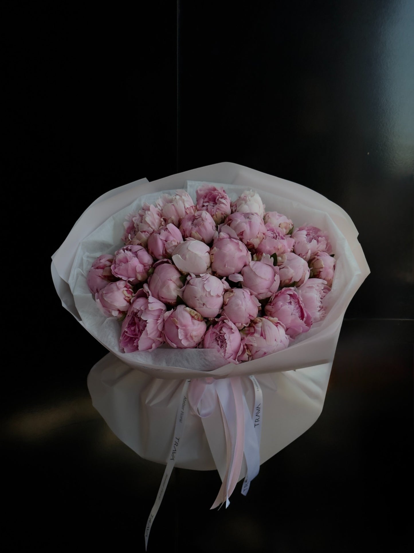 Buchet din 27 de fire de bujori roz in ambalaj roz florarie oradea TRAVÁ