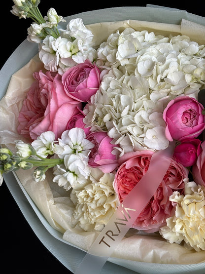 Detaliu buchet de flori Oradea cu trandafiri Silva Pink, garoafe crem și hortensie albă — comandă online florărie Oradea TRAVA Atelier Floral