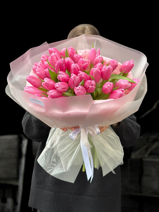 Buchet spectaculos de lalele roz, ambalat elegant, ideal pentru Ziua Femeii și 8 Martie, disponibil la TRAVÁ Atelier Floral cu livrare în Oradea.