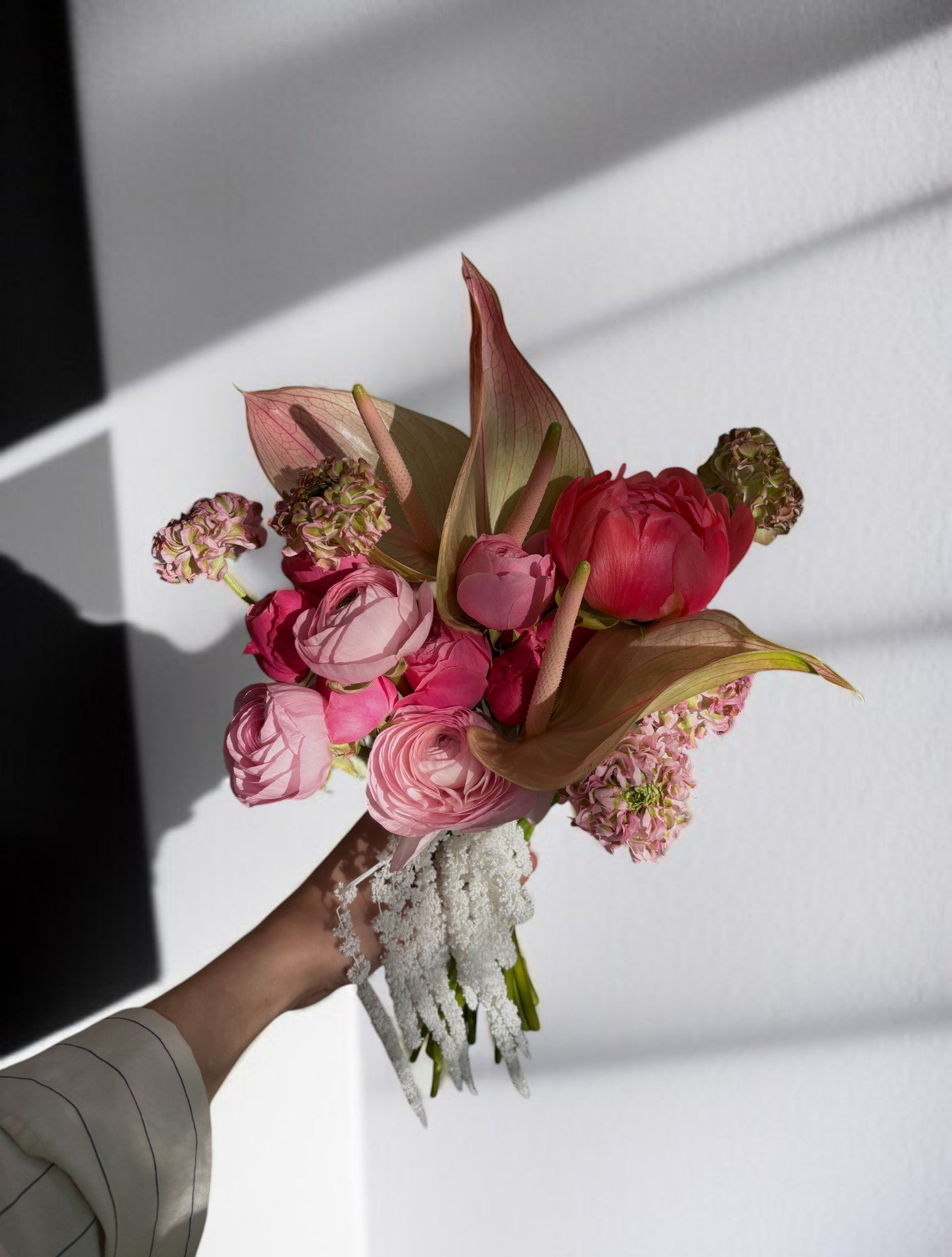 Buchet de mireasa cu ranunculus roz, trandafiri Silva Pink și anthurium, creat manual de TRAVA Atelier Floral Oradea