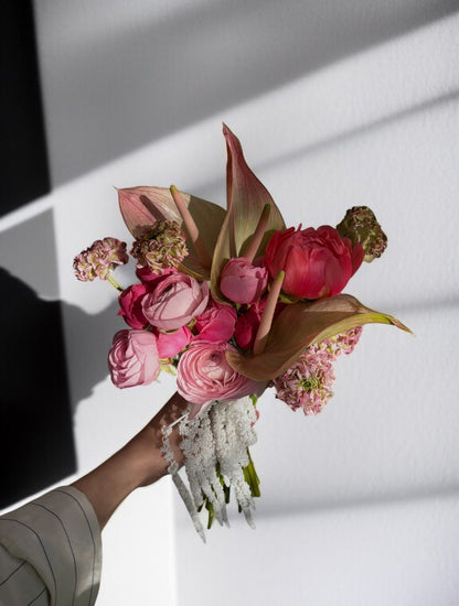 Buchet de mireasa cu ranunculus roz, trandafiri Silva Pink și anthurium, creat manual de TRAVA Atelier Floral Oradea