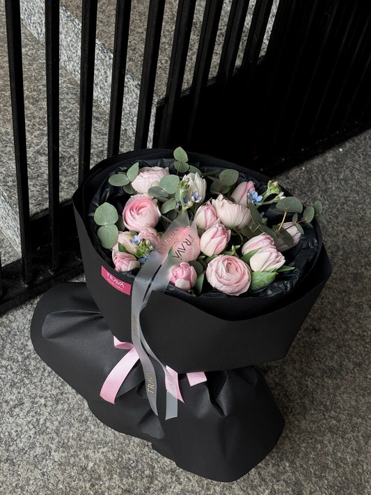 Buchet din Ranunculus si Lalele Roz duble in ambalaj negru de la floraria TRAVA Oradea
