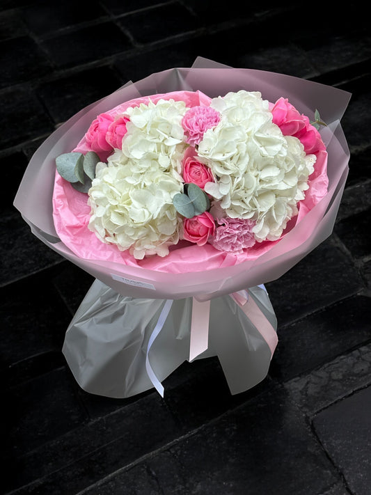 Buchet elegant din hortensii albe si trandafiri roz, livrare flori Oradea de la florarie online TRAVA Atelier Floral

