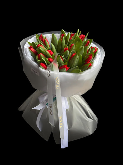 Buchet din lalele rosii de la TRAVA Atelier Floral din Oradea cu livrare gratuita la domiciliu