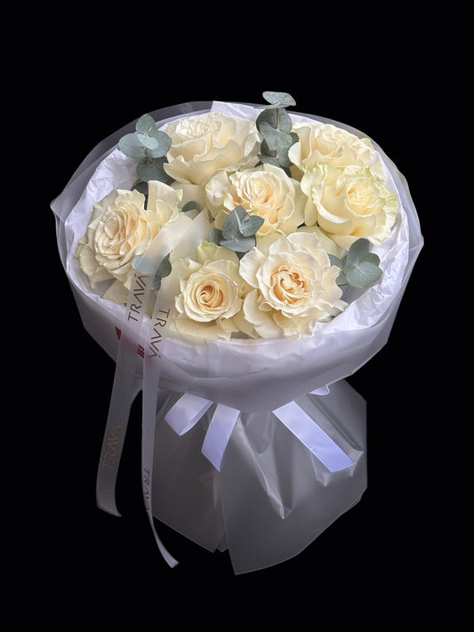 Buchet din trandafiri albi cu eucalipt in ambalaj alb de la florarie oradea TRAVA.