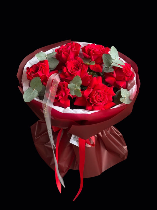Buchet din trandafiri rosii cu eucalipt in ambalaj rosu disponibil cu livrare gratuita la domiociliu in Oradea de la TRAVA
