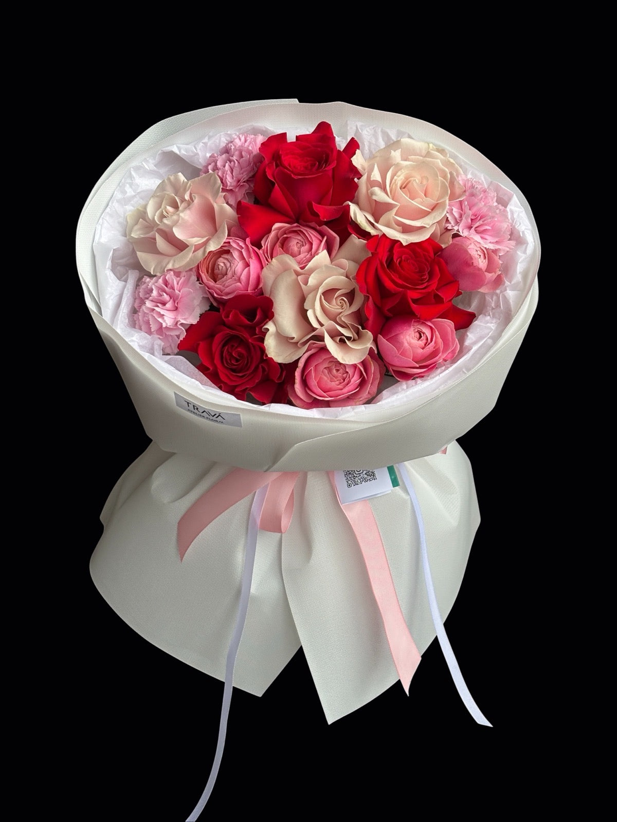 Buchet din trandafiri rosii roz si garoafe TRAVA Atelier Oradea ambalat in alb disponibil cu livrare gratuita in Oradea
