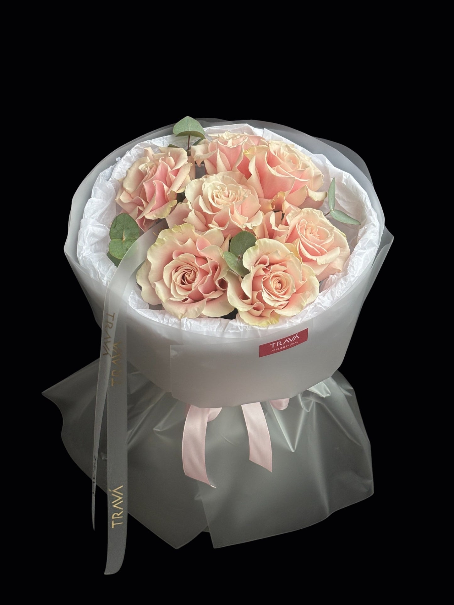 Buchet din trandafiri roz in ambalaj alb de la florarie din Oradea TRAVA