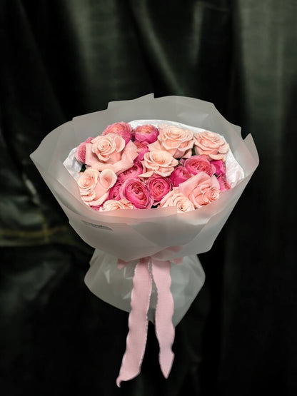 Buchet din trandafiri silva pink si spray in ambalaj lb cu panglica roz, perfect pentru orice ocazie, comanda acum cu livrare gratuita in Oradea sau ridicare din florarie Oradea TRAVÁ Atelier Floral