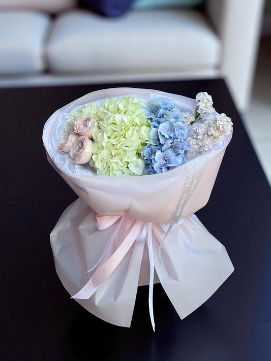 Buchet cu hortensie albă și albastră, trandafiri roz și matthiola, ambalat roz – livrare flori Oradea