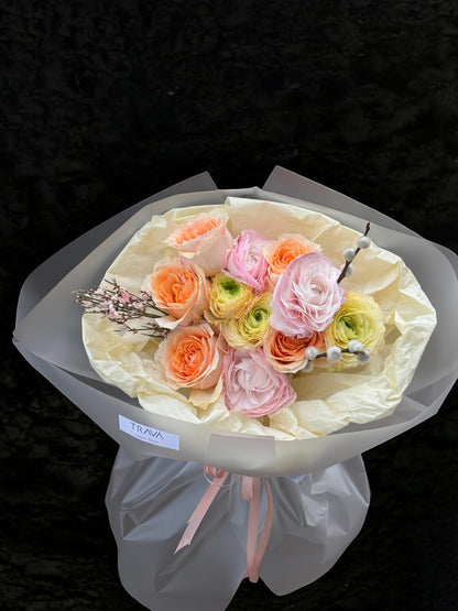 Buchet flori Ranunculus si Trandafiri livrare flori Oradea - TRAVÁ Atelier Floral