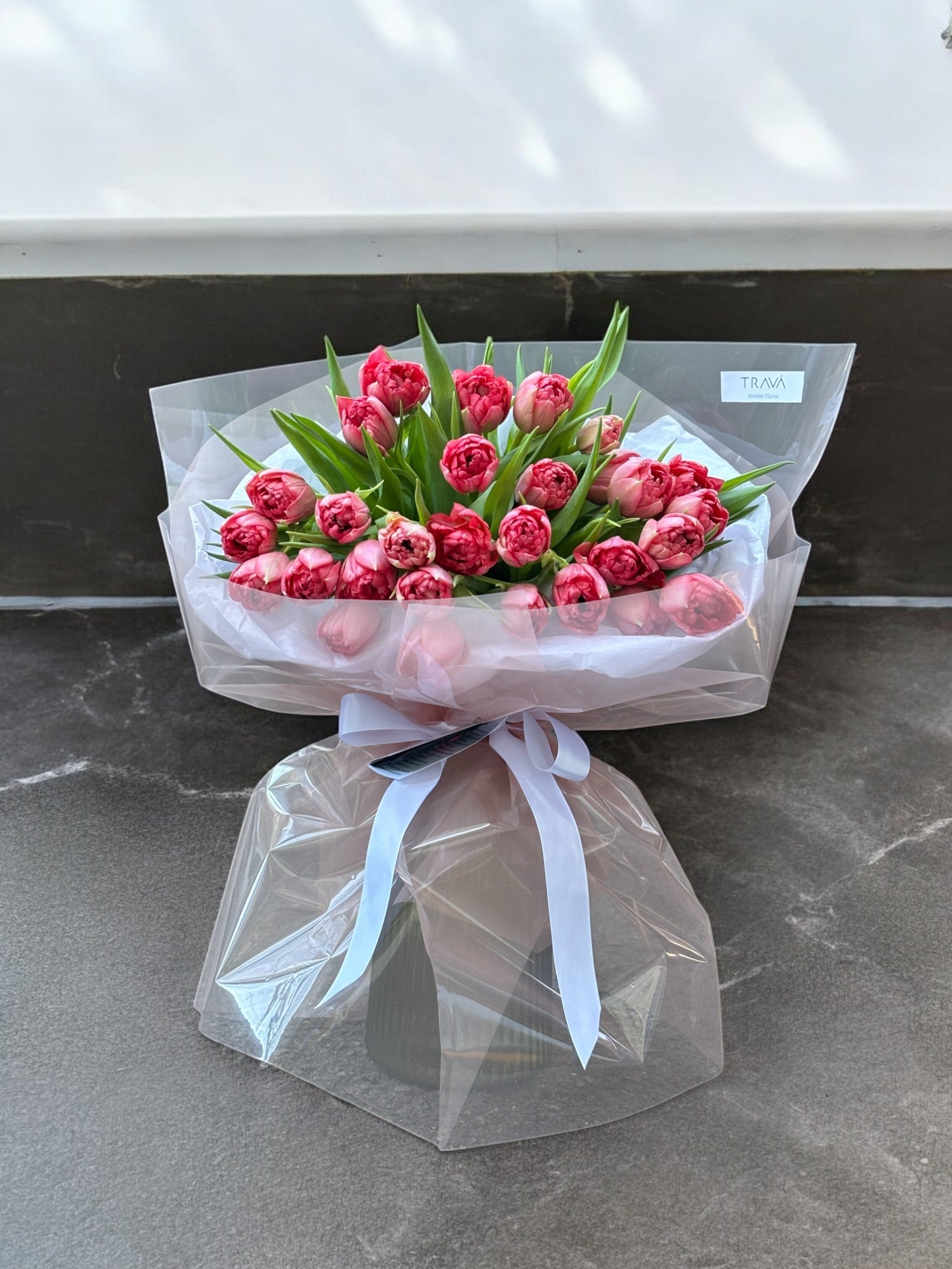 Buchet elegant de lalele duble roz mono cu livrare flori gratuita Oradea TRAVA Atelier Floral
