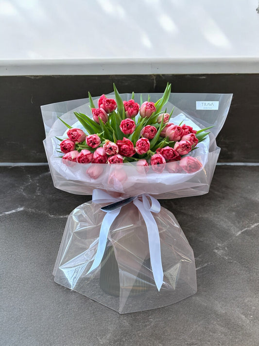 Buchet elegant de lalele duble roz mono cu livrare flori gratuita Oradea TRAVA Atelier Floral
