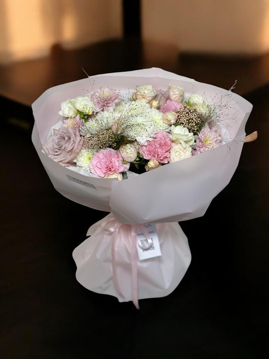 Buchet roz care contine: trandafiri, crizanteme, garoafe, frezii, ozothamnus, panicum. In ambalaj roz cu panglica de satin si hrana pentru flori. Livrare gratuita in Oradea sau cu ridicare din floraria Oradea Trava Atelier Floral