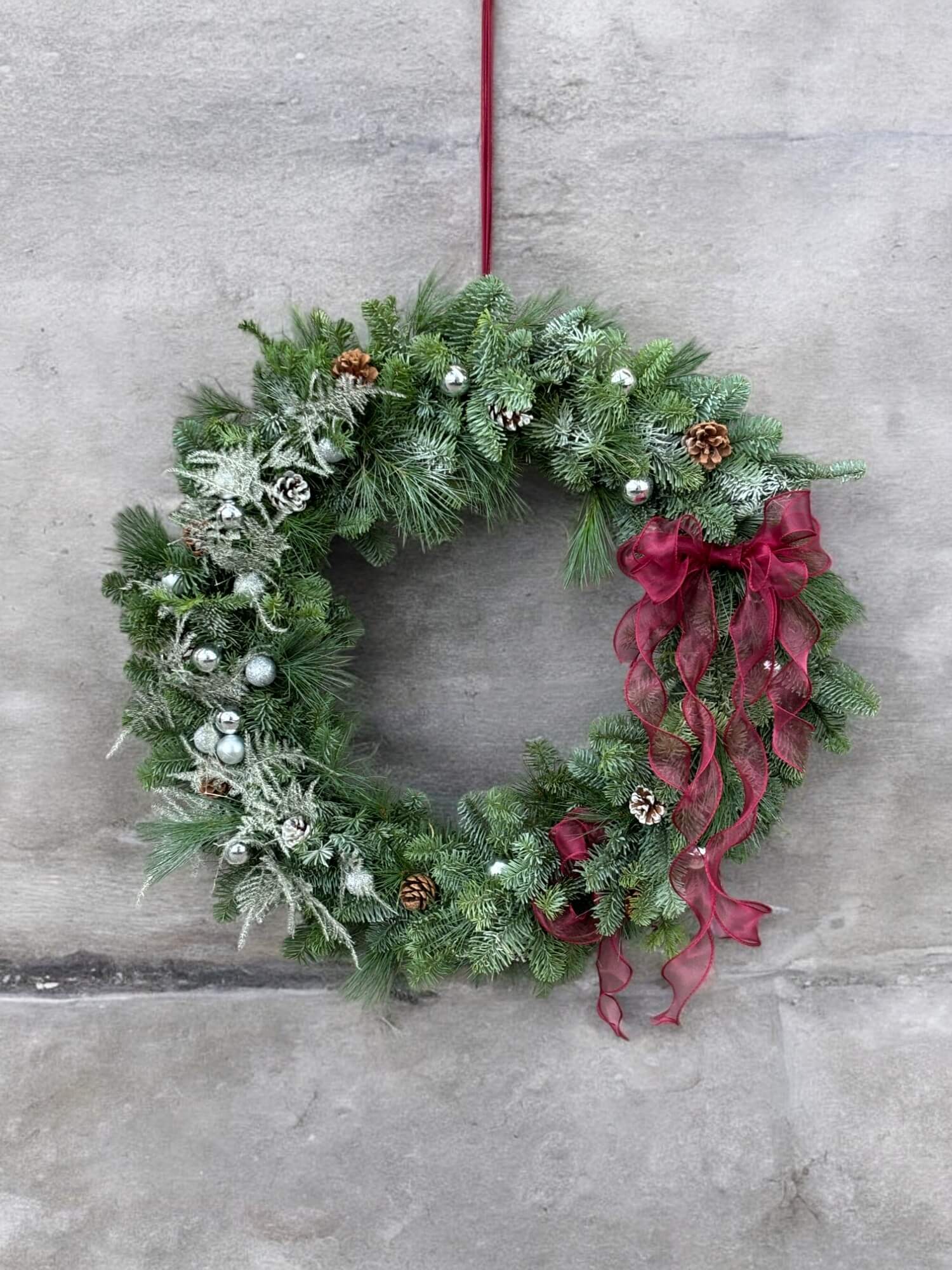Coronita de Craciun din Brad Natural, cu asparagus, globuri aurii si panglica burgundi, 50 cm diametru