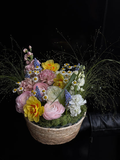 Aranjament floral de Paște realizat din flori proaspete în florăria Oradea, oferind livrare rapidă flori Oradea și livrare flori la domiciliu, perfect pentru a aduce eleganță și culoare în orice spațiu.