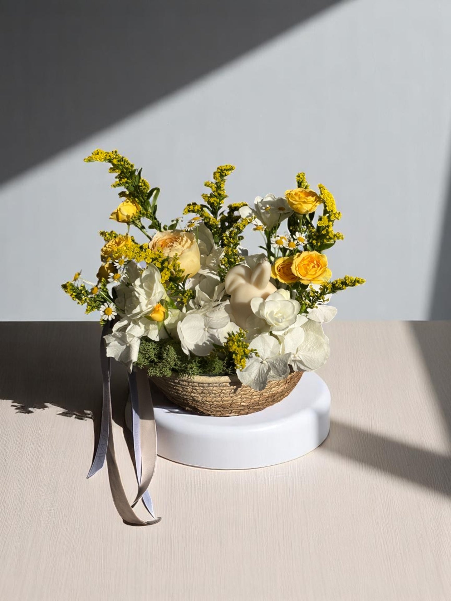 Aranjament floral in cos de Paste – Livrare flori Oradea pentru cei dragi din Romania