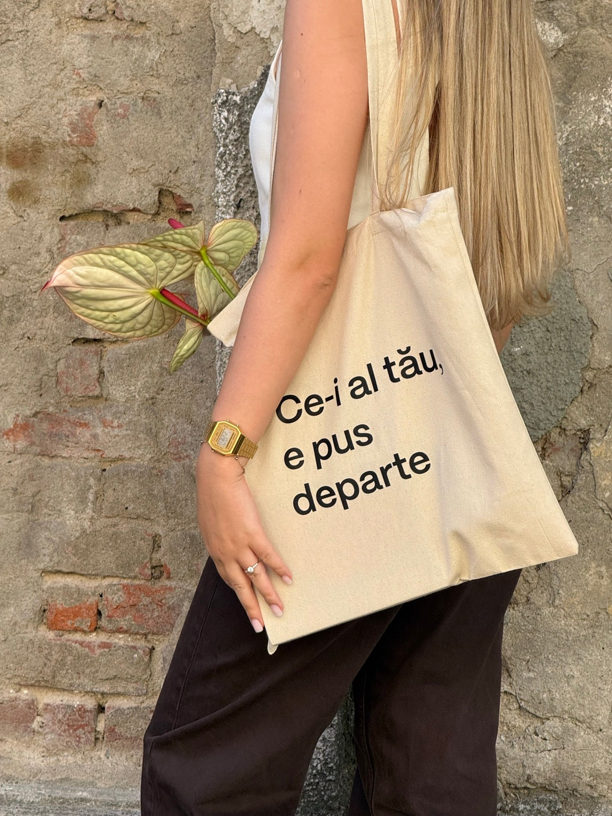Torba din bumbac natur TRAVÁ, tote bag cu mesaj Ce-i al tău, e pus departe, purtată pe umăr.