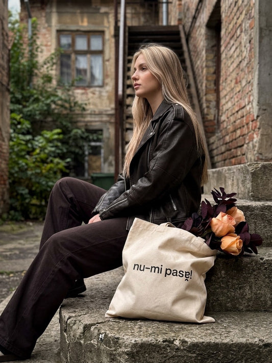 Sacosa din bumbac natur 100%, cu mesaj amuzant Nu-mi pasă!, purtată ca tote bag casual.