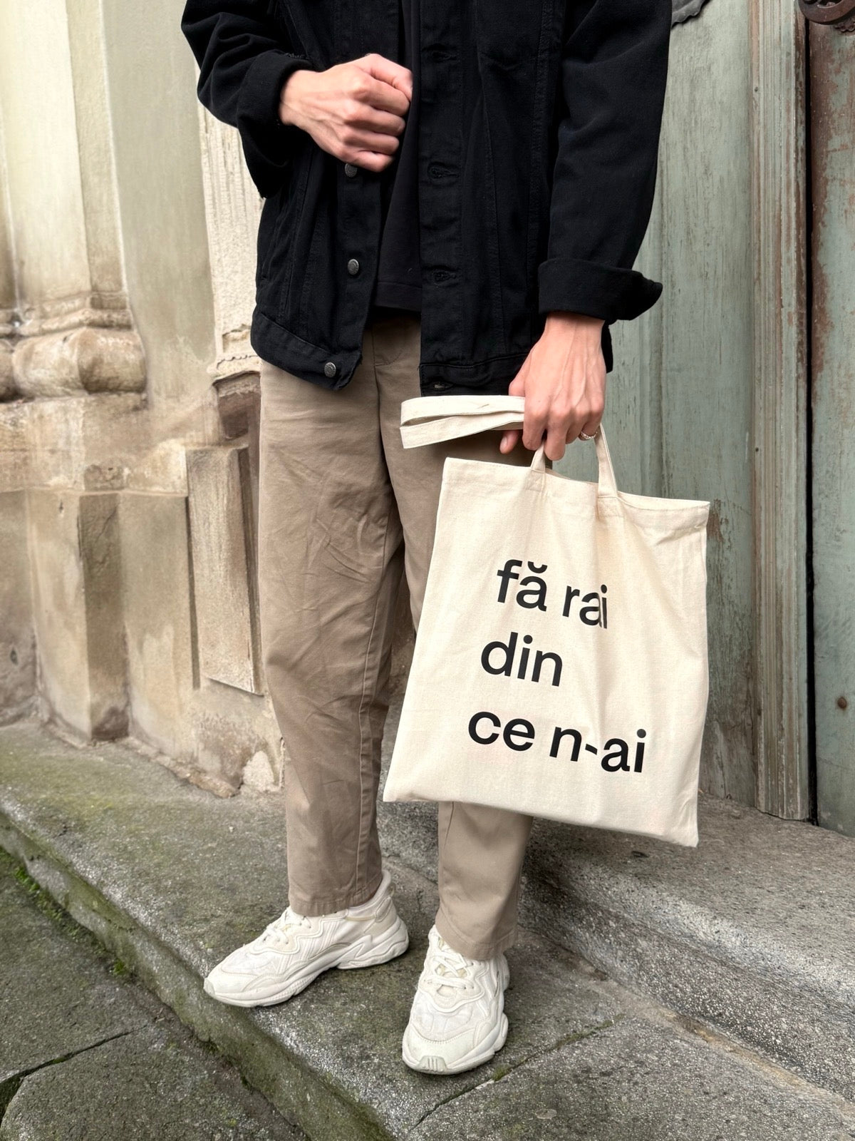 Sacoșă din bumbac natur 100%, geantă tote bag cu mesaj Fa rai din ce n-ai, purtată casual.