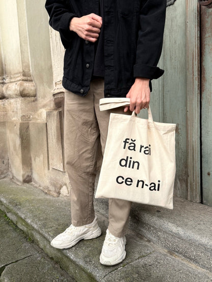 Sacoșă din bumbac natur 100%, geantă tote bag cu mesaj Fa rai din ce n-ai, purtată casual.