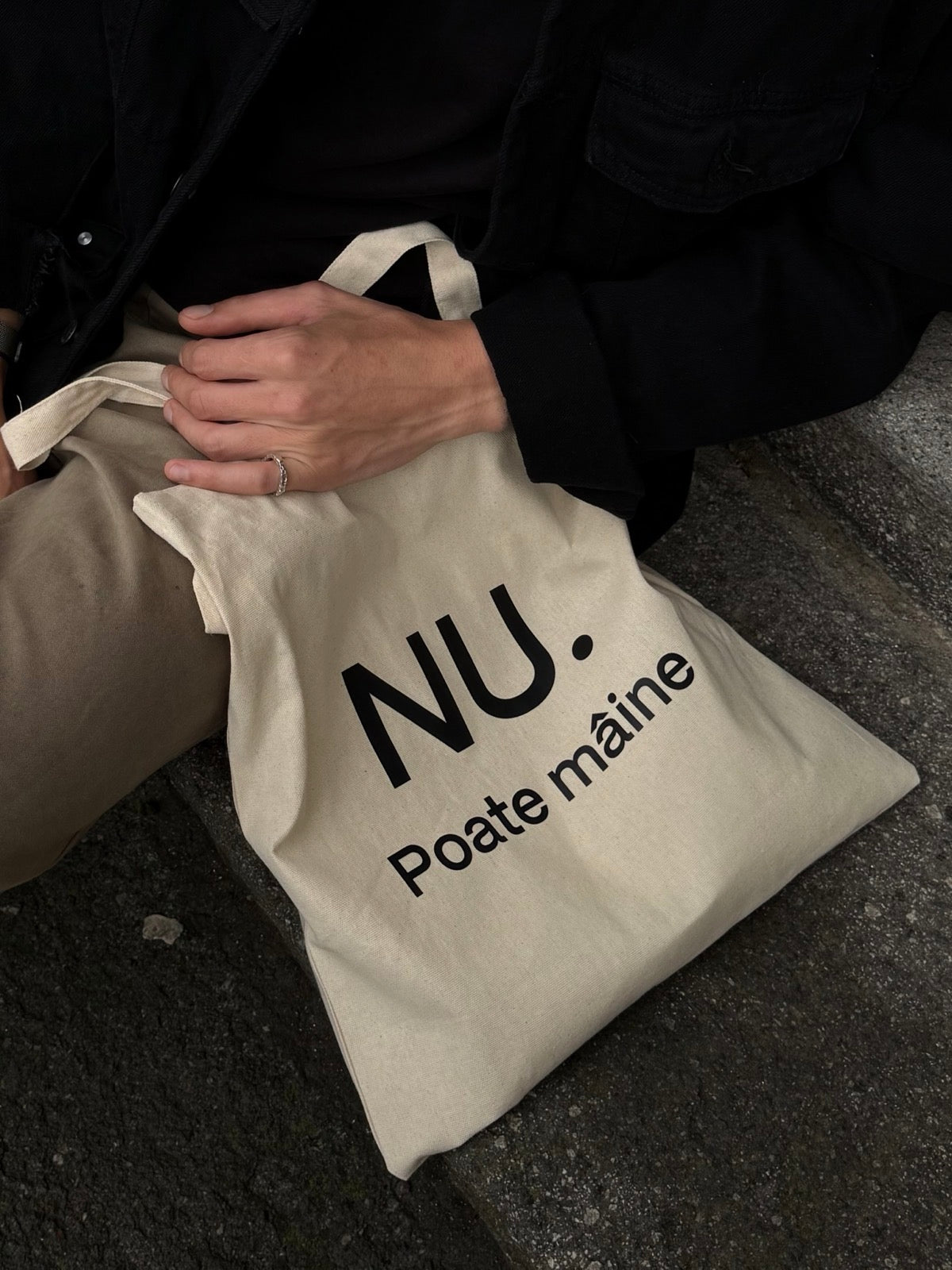 Sacoșă din bumbac natur TRAVÁ, tote bag 38x42 cm, cu mesaj ironic NU. Poate mâine imprimat pe față.