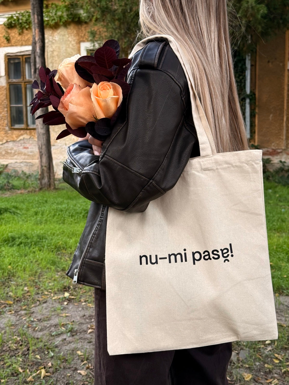 Sacosa din bumbac natur 100%, cu mesaj amuzant Nu-mi pasă!, purtată ca tote bag casual.