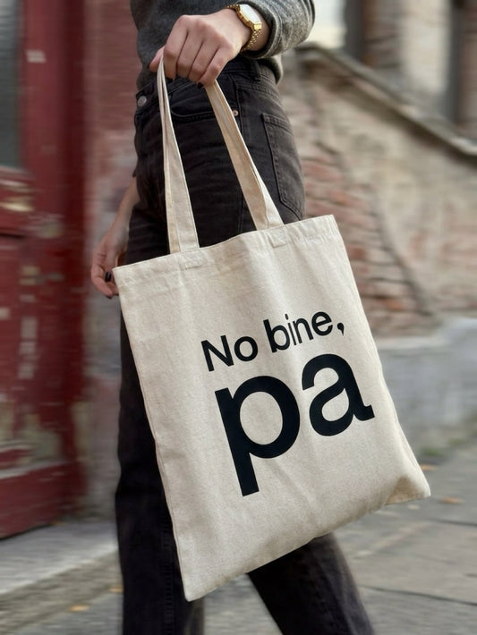 Tote bag din bumbac natur 100%, cu mesaj ironic No bine, pa, purtată casual pe umăr.