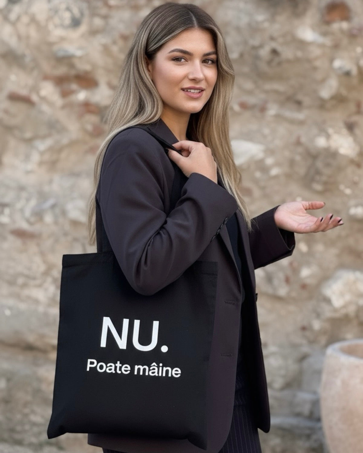 Troba din bumbac negru 100%, cu mesaj ironic NU. Poate mâine, purtată casual cu flori.