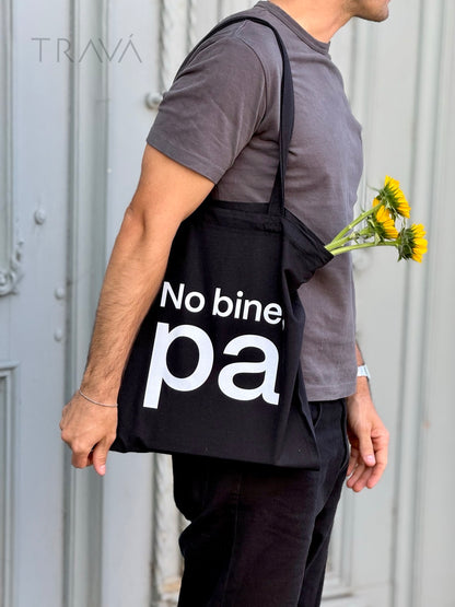 Torba neagră TRAVÁ din bumbac cu print alb pe față – mesaj amuzant ‘No bine pa’, purtată pe umăr.
