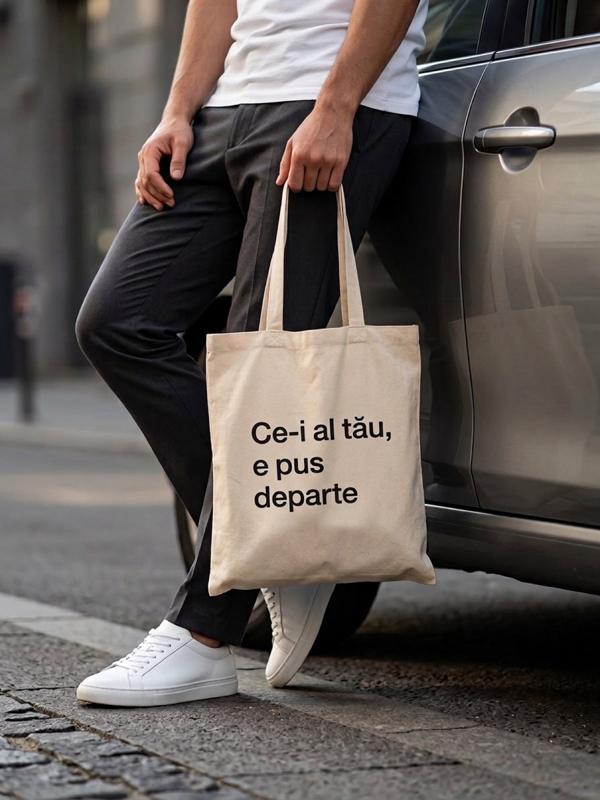 Tote bag natur TRAVÁ din bumbac 100%, purtată pe umăr, cu mesaj imprimat Ce-i al tău, e pus departe.