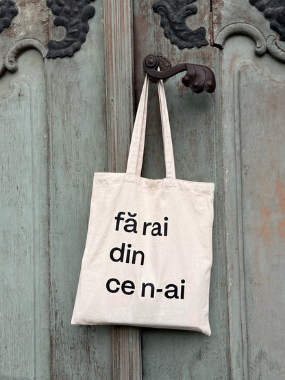 ote bag din bumbac natur cu mesaj Fa rai din ce n-ai imprimat pe față, design minimalist.