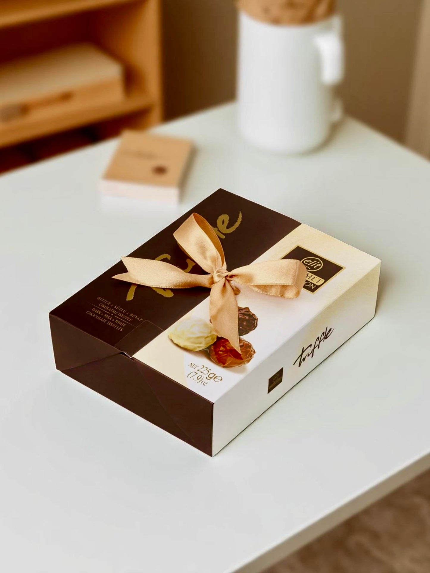 Cutie trufe Elit 225g cu ciocolată fină – cadou dulce alături de flori livrate în Oradea de la TRAVA