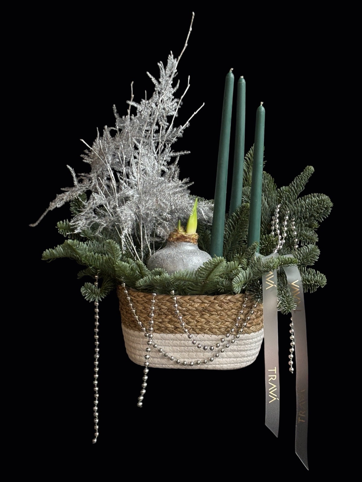 Aranjament de Craciun in cos cu brad natural lumanari verzi si bulb amarilis argintiu florarie Oradea