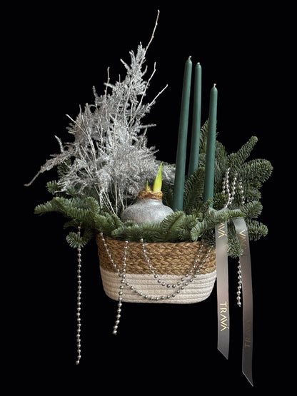 Aranjament de Craciun in cos cu brad natural lumanari verzi si bulb amarilis argintiu florarie Oradea