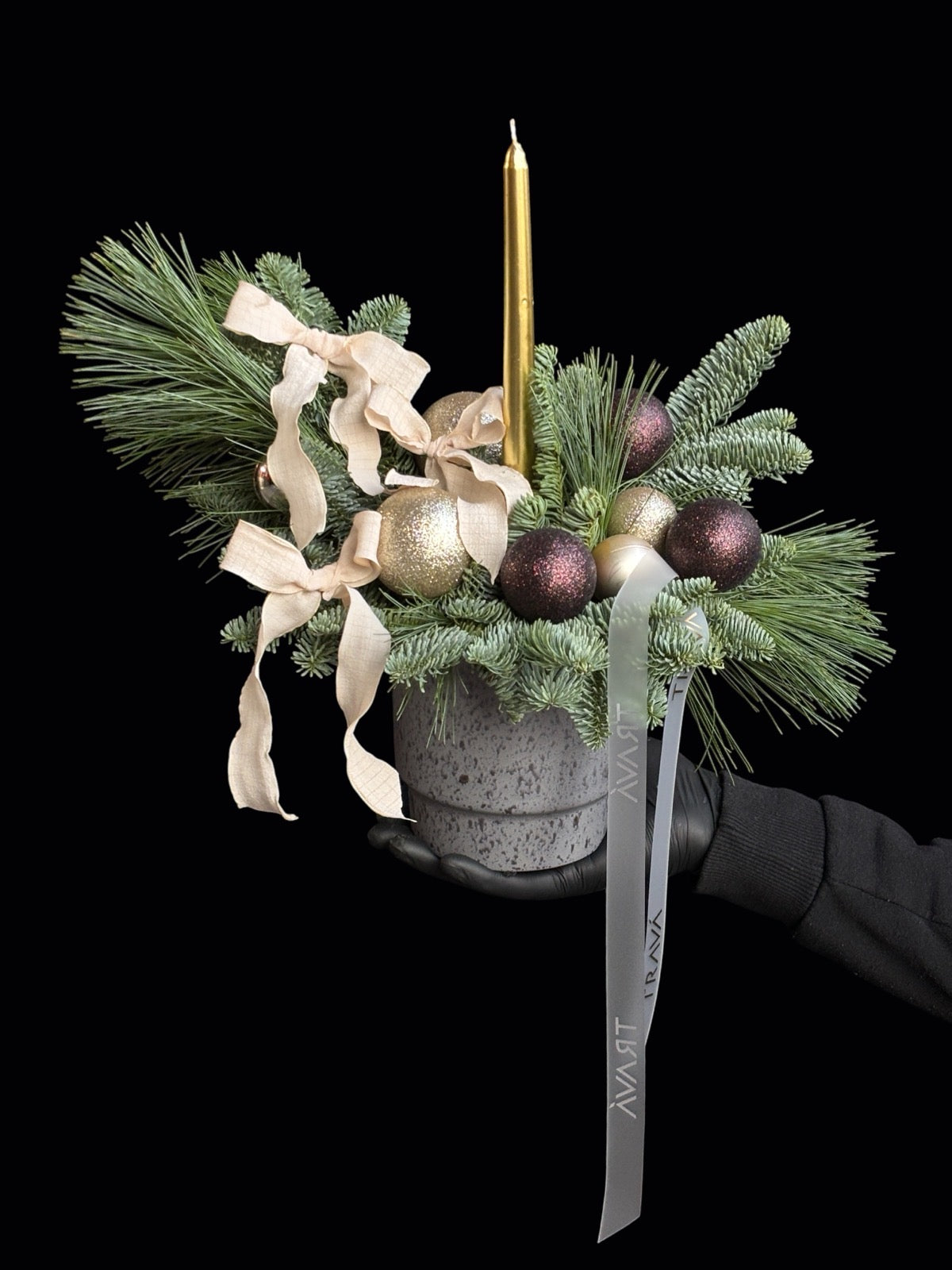 Aranjament de Craciun in vas ceramic cu lumanare aurie si globuri visinii din brad natural, creat de Trava Atelier Oradea