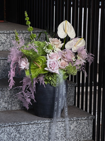 Aranjament floral elegant cu anthurium verde și alb, hortensii verzi și trandafiri roz pal, într-o vază modernă, livrare flori Oradea TRAVÁ.