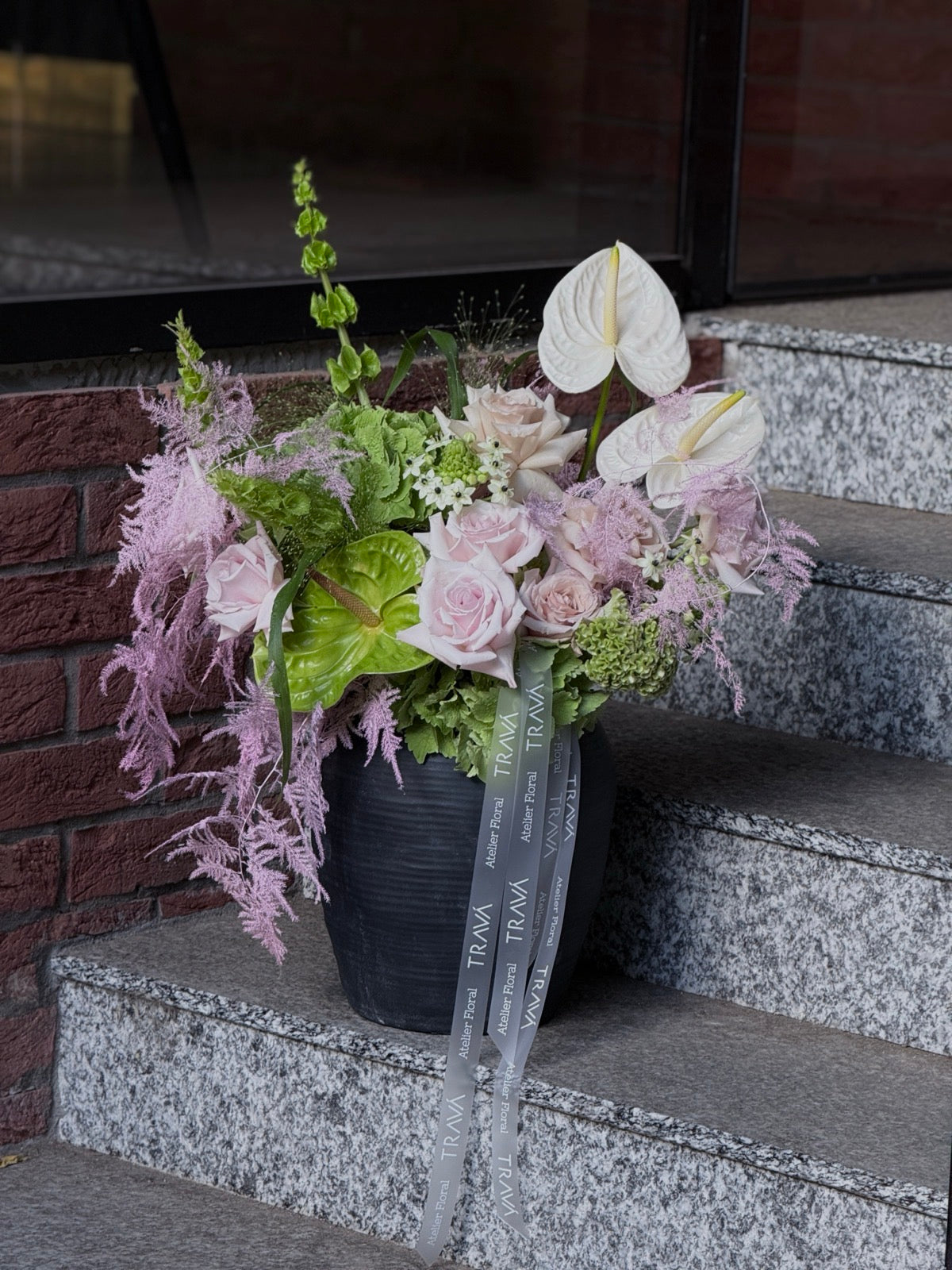 Buchet floral rafinat cu hortensii, trandafiri roz și asparagus roz, aranjat într-o vază inclusă, perfect pentru cadouri sau decor birou, TRAVÁ Oradea.