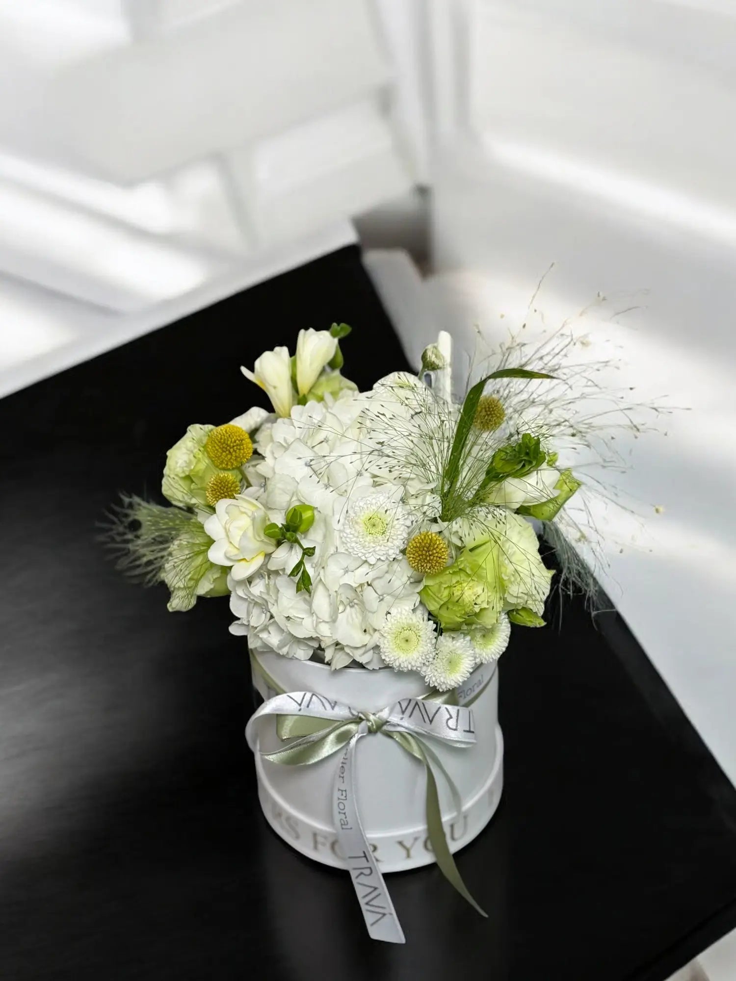 aranjament floral cu flori albe si cutie alba, hrana pentru flori si panglica alba