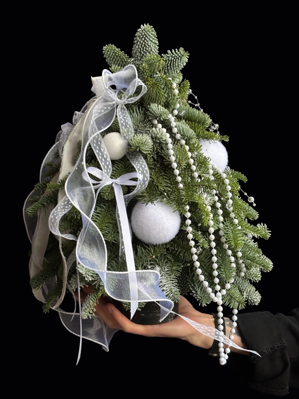 Bradut din crengi naturale in cutie neagra decorat cu perle si globuri albe livrare florarie Oradea TRAVA.