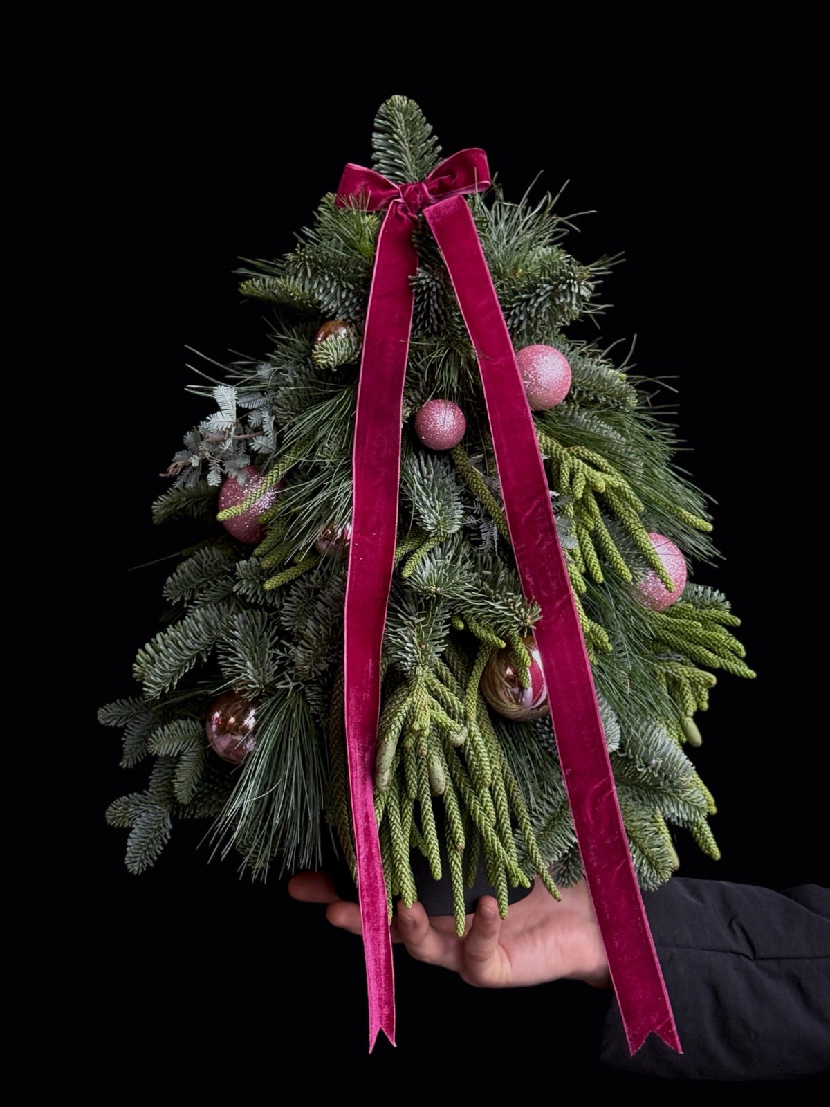 Bradut de Craciun din brad natural 50cm cu globuri roz si decoratiuni festive livrare gratuita Trava Atelier Oradea