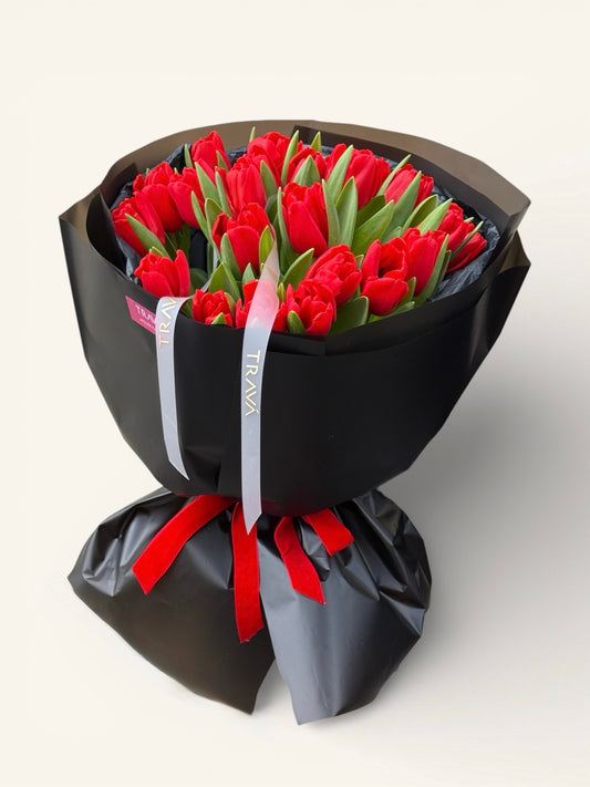 Buchet marimea M cu 25 de lalele rosii proaspete invelite in ambalaj de hartie neagra cu panglica TRAVA Oradea.