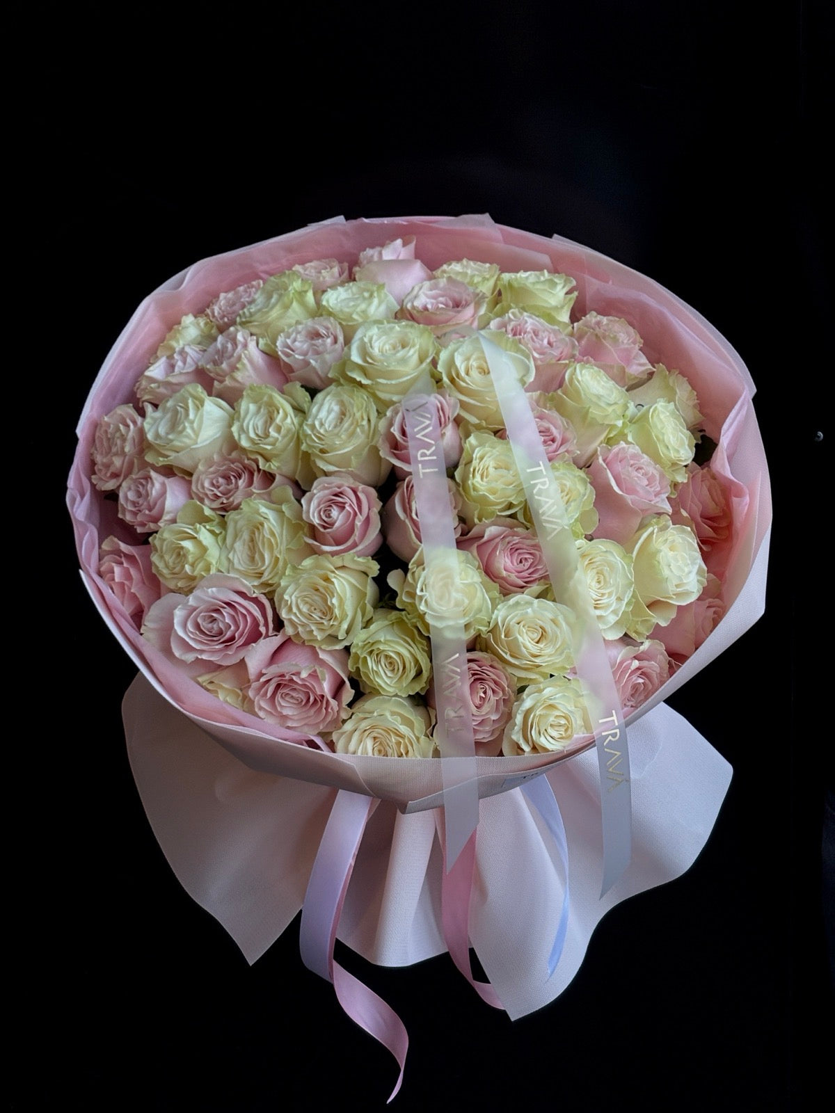 Buchet mare de 51 trandafiri albi si roz ambalat in hartie eleganta, realizat de florarie Oradea cu serviciu de livrare flori la domiciliu